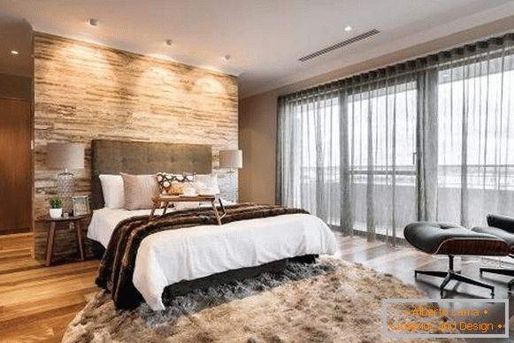 Модні сірі штори в інтер'єрі спальні - фото