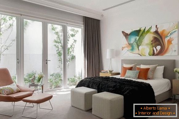 Сіро-коричневі штори в дизайні спальні