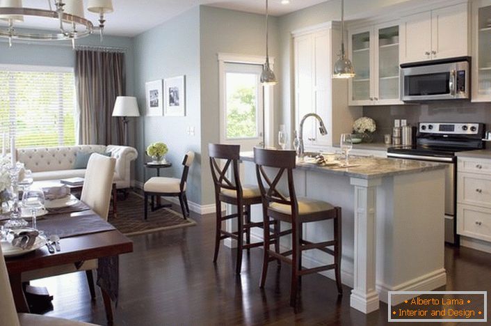 Підібрана в стиль зони відпочинку кухонні меблі не псує загальний настрій просторій вітальні.