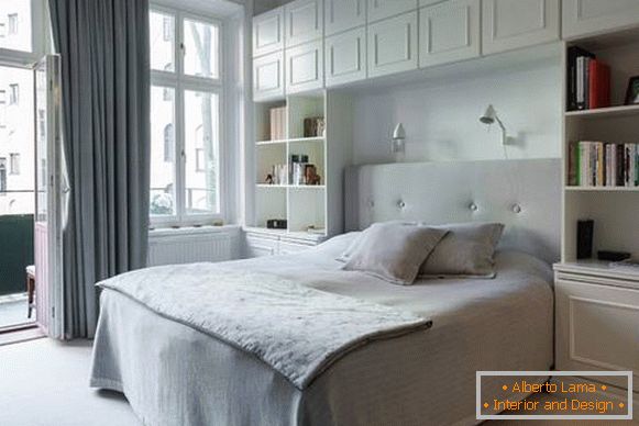 біла спальня в сучасному стилі з вбудованими меблями