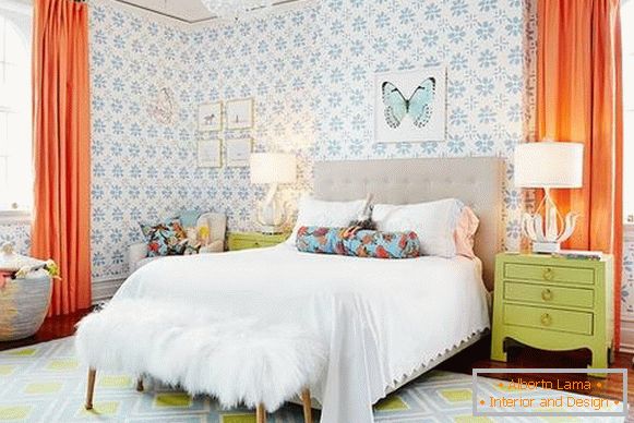 Сучасна спальня з яскравими візерунчастими шпалерами
