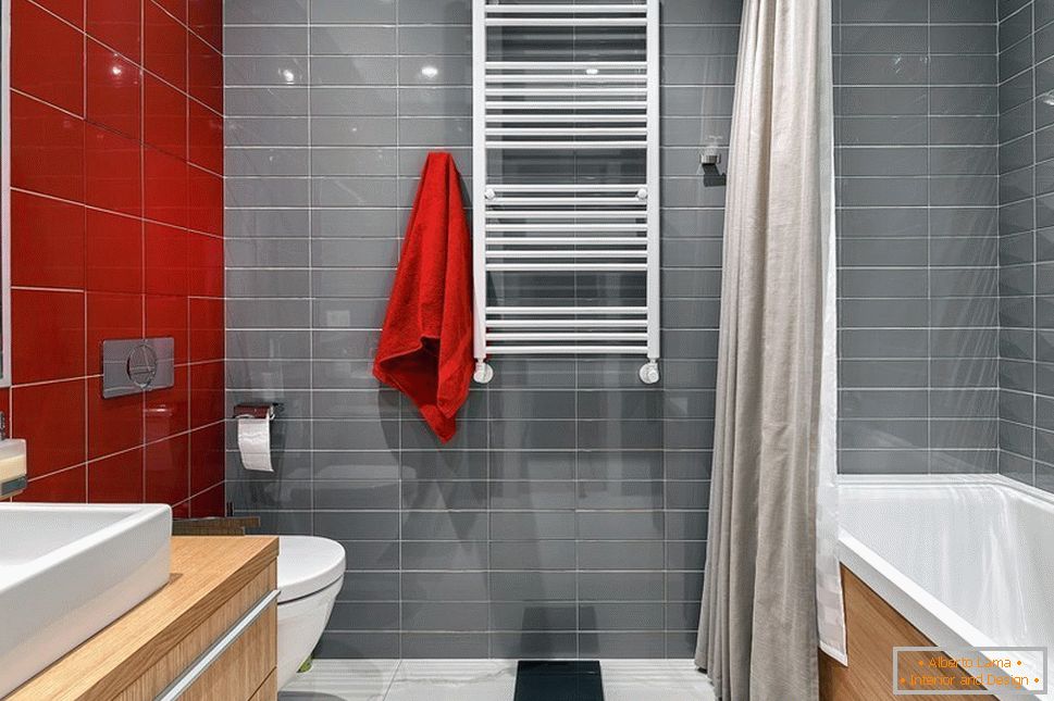 Червоно-сірі стіни у ванній