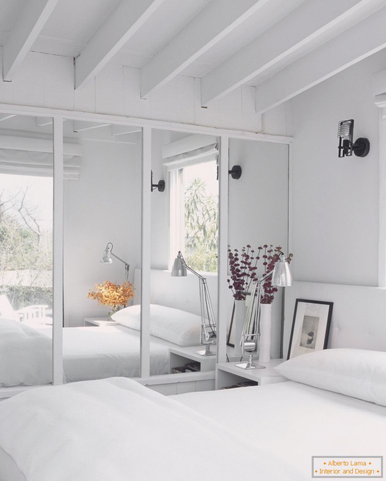 Дзеркало в сучасному інтер'єрі білою спальні