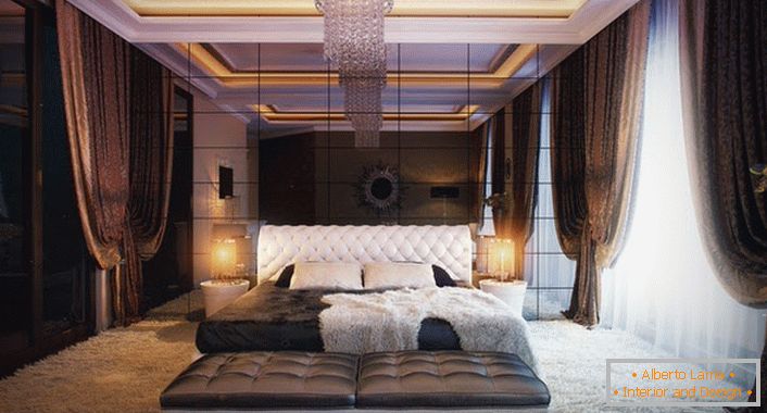 Дзеркальна стіна в спальні в кращих традиціях стилю арт-деко. Спальна кімната для молодої сімейної пари.