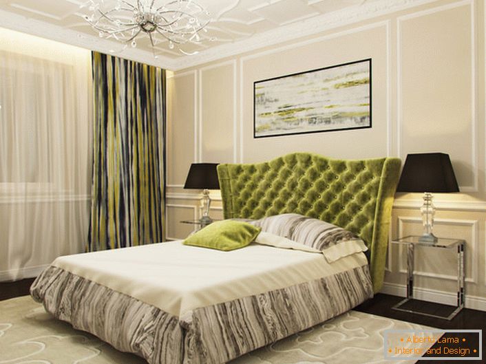 Спальня невеликих габаритів також може бути оформлена в стилі арт-деко. Як декор стелі використана ліплення. Погляд притягує контраст темно-оливкового і бежевого кольору.