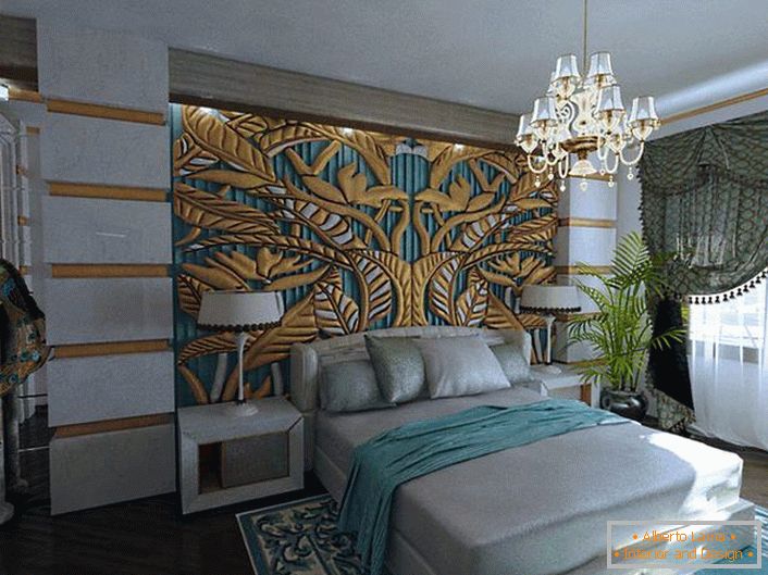 Шикарне, ексклюзивне панно смарагдово-золотого кольору біля ліжка поєднується з елементами декору кімнати. Спальня в стилі арт-деко -королевскіе апартаменти в звичайній квартирі.