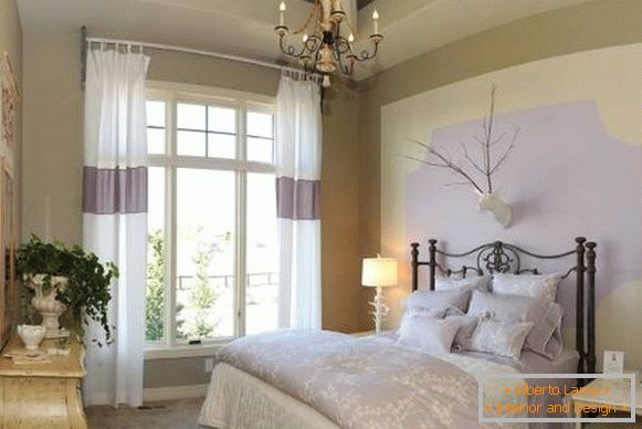 Легкі штори в спальню в стилі прованс в білому і бузковому кольорі