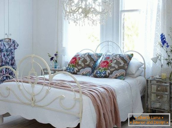 Квіткові візерунки в дизайні спальні в стилі Шеббі + прованс