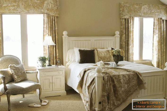 Ніжна спальна кімната для гостей в стилі кантрі в заміському будинку в одній з провінцій Франції. Правильний приклад підбору меблів для приміщення в даній стилістиці.