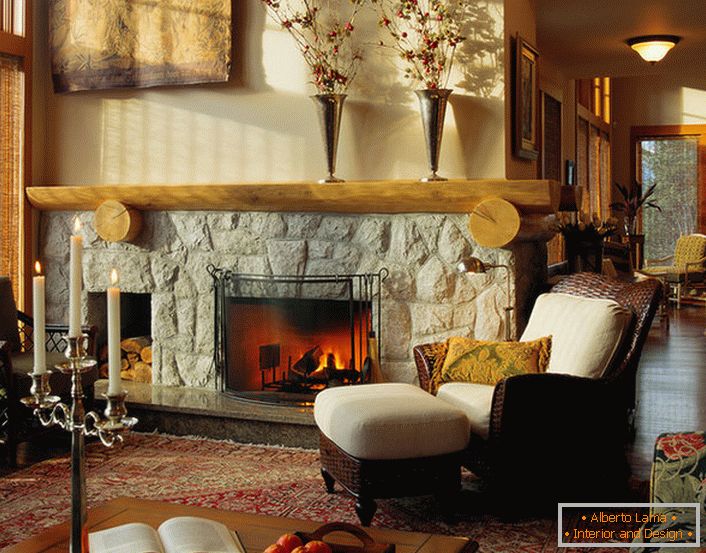 Затишна, по сімейному тепла гостьова кімната в стилі кантрі з каміном з природного каменю.
