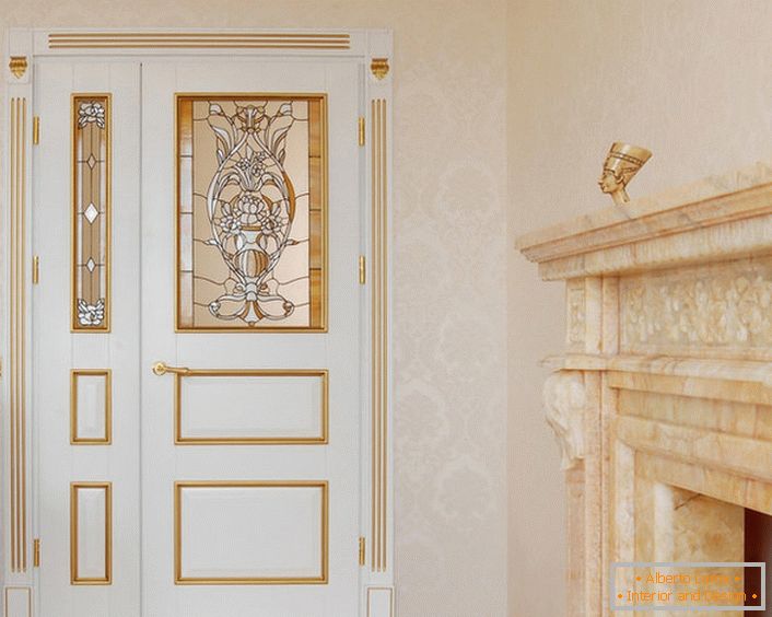 Дизайн дверей в стилі модерн в міру стриманий і витончений. Білий колір полотна гармонійно поєднується з золотими декоративними деталями.