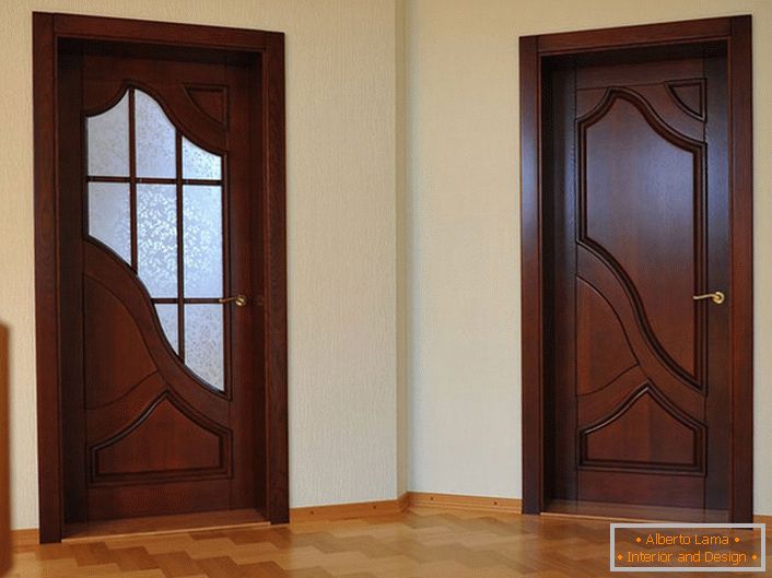 Двері в стилі модерн в холі заміського будинку. Одні ведуть у вітальню, інші - в ванну кімнату.