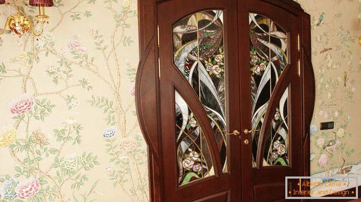 Однією з вимог стилю модерн є натуральність використовуваних матеріалів. Міжкімнатні двері з натурального дерева кольору венге прикрашені привабливим вітражним малюнком. 