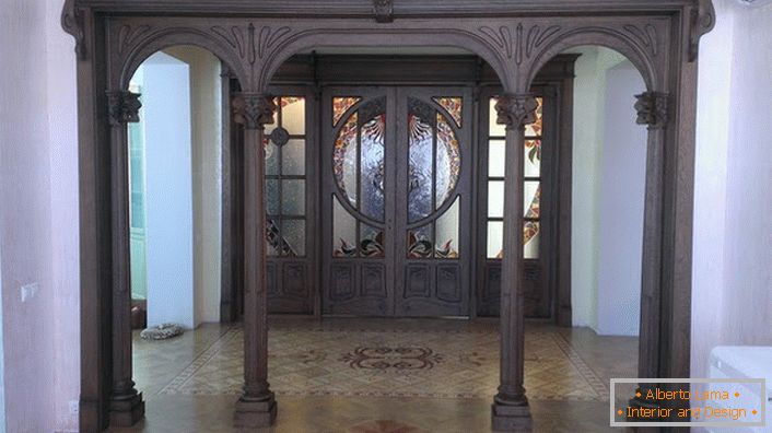 Вхідні двері в стилі модерн виготовлені з темних порід дорогої деревини. Хол в комплекті з такими дверима виглядає урочисто і бундючно. 