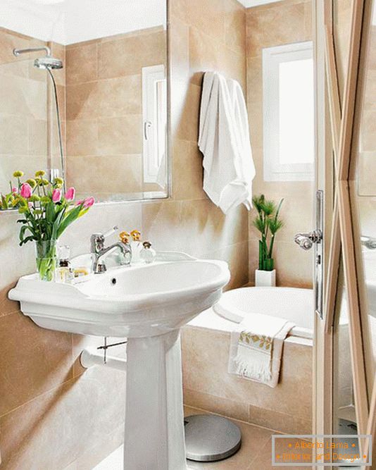 Ванна кімната в бежевих тонах і чудові вази з тюльпанами