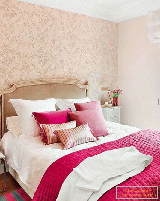 Поєднання яскраво-рожевого і кольору шампанського в оформленні ліжка
