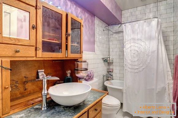 Дерев'яний буфет - фото в сучасній ванній кімнаті