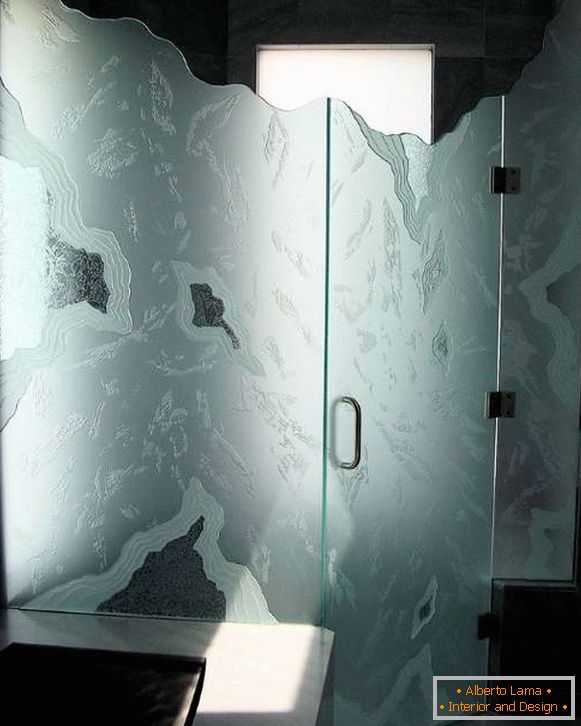 Незвичайна скляні двері в душ - фото в інтер'єрі