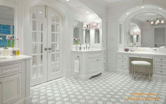 Скляні двері для ванної в білій дерев'яній рамі