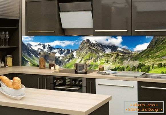 Скляний фартух для кухні з пейзажем - фото в інтер'єрі