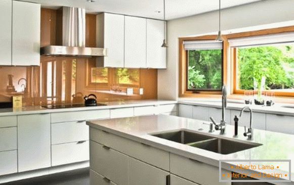 Скляні панелі на фартух для кухні - фото в інтер'єрі