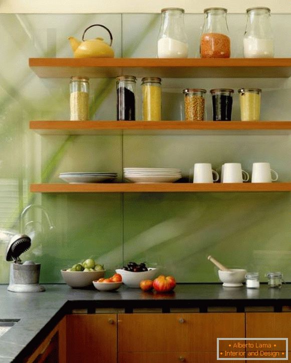 Фото кухні зі скляним фартухом прозорим
