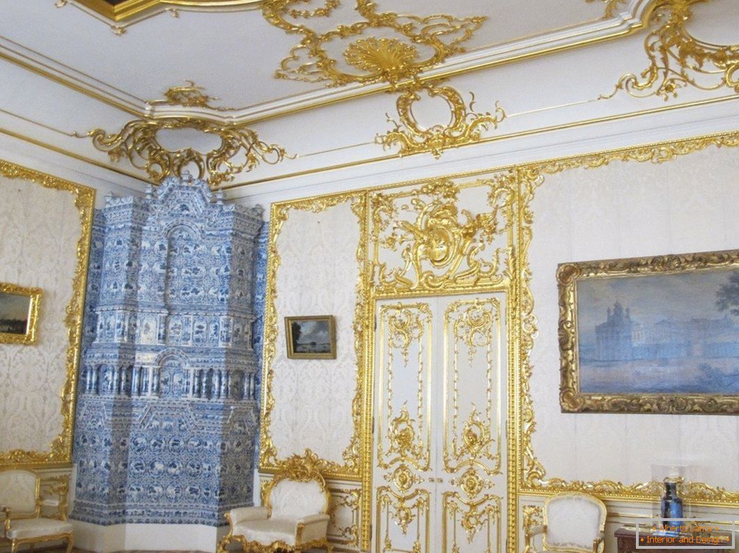 Білий інтер'єр кімнати із золотими узорами