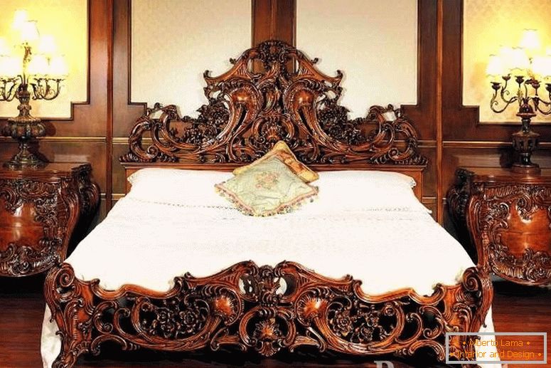 Дерев'яні тумбочки і ліжко з різьбленими візерунками
