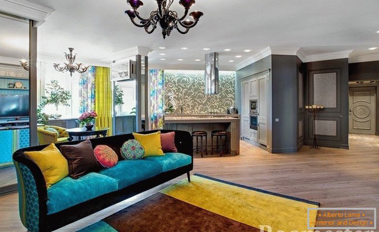 Різнобарвні диван і килим в кімнаті