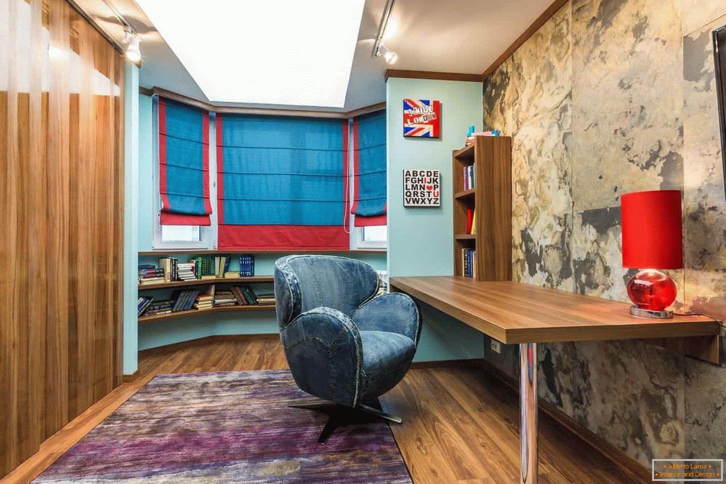 Довга кімната зроблена під кабінет з яскравими елементами декору в стилі гранж