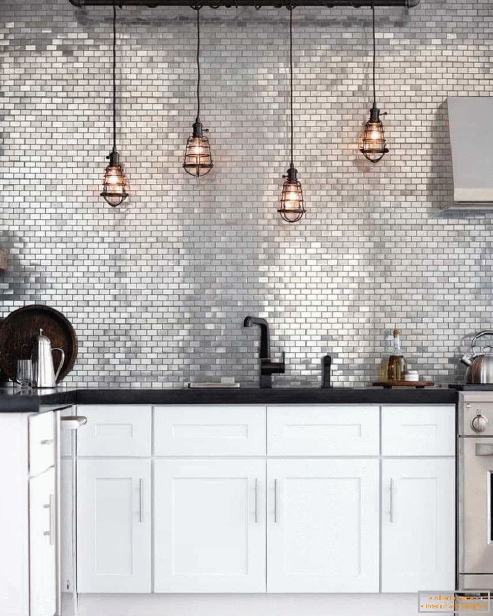 Кухня в стилі гранж з фартухом срібного кольору і ретро світильниками над робочою зоною