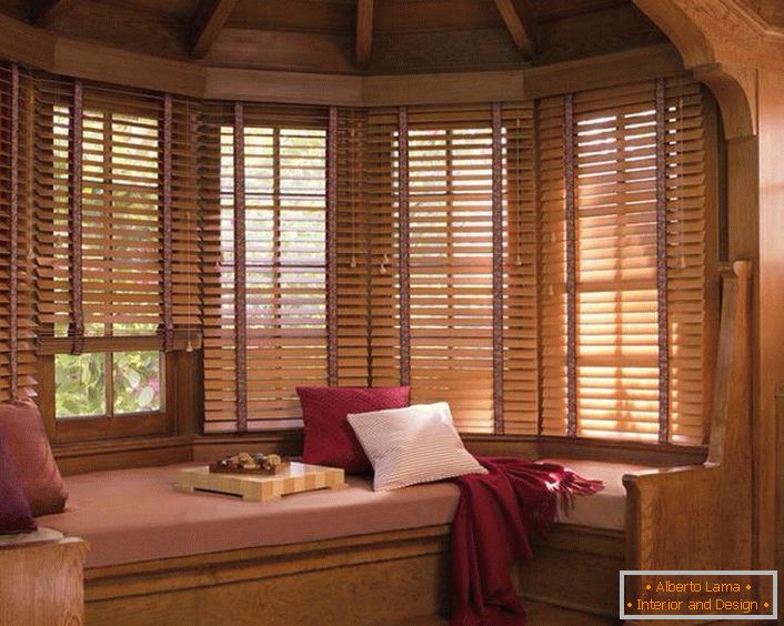 Дерев'яні жалюзі на вікнах створюють атмосферу сільського тепла і затишку.