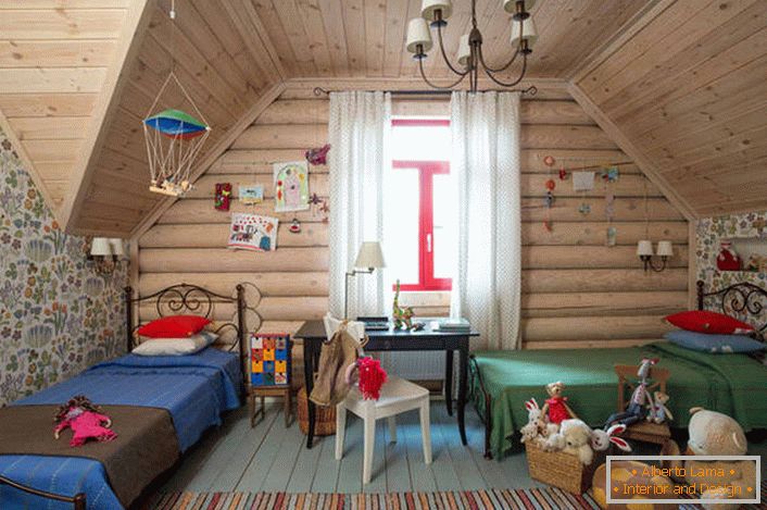 Дитяча спальня в стилі кантрі на мансардному поверсі. Дерев'яна стеля і стіна з великим вікном ідеально доповнюють кантрі стиль.