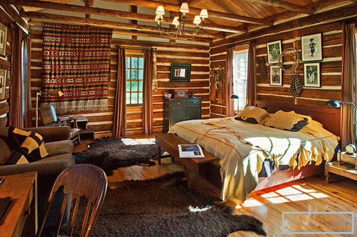 Спальня в стилі сільський кантрі в будиночку в лісі. 