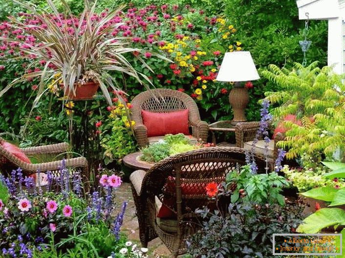 Зона відпочинку в саду в стилі кантрі - відмінна можливість розслабитися на природі.