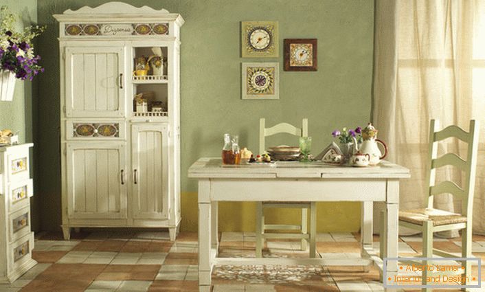 Затишна кухня в стилі кантрі виконана в білому і ніжно-оливковій світлі. Ідеальне поєднання кольорів для сільського стилю.