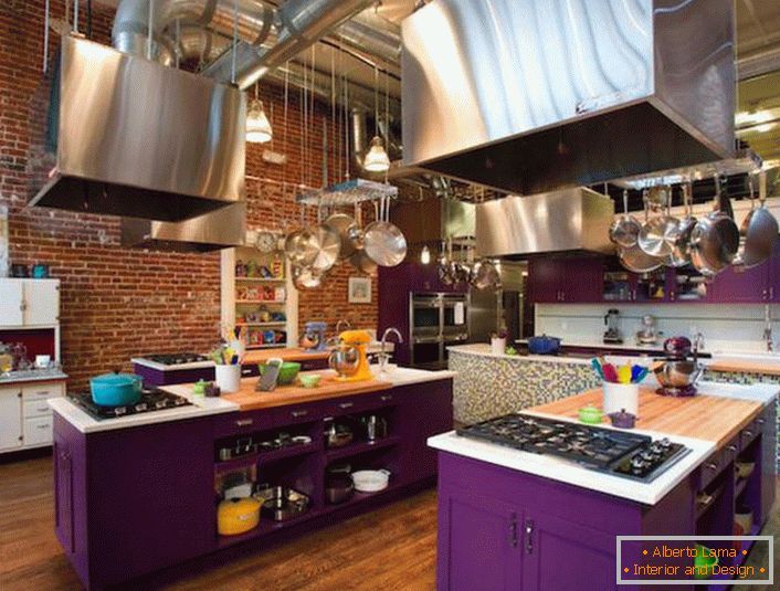 Кухонний гарнітур яскраво-фіолетового кольору - незвичайне рішення для лофт стилю.