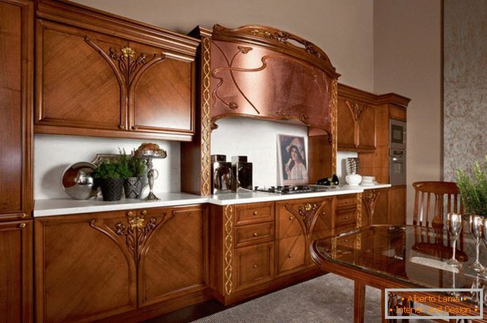 Розкішний приклад кухонного гарнітура в стилі модерн. Меблі з натурального дерева робить інтер'єр привабливим і вишуканим.