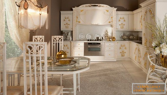 Примітною деталлю в оформленні кухні в стилі модерн стали золоті елементи декору. М'який, приглушене світло робить обстановку по-сімейному теплій.