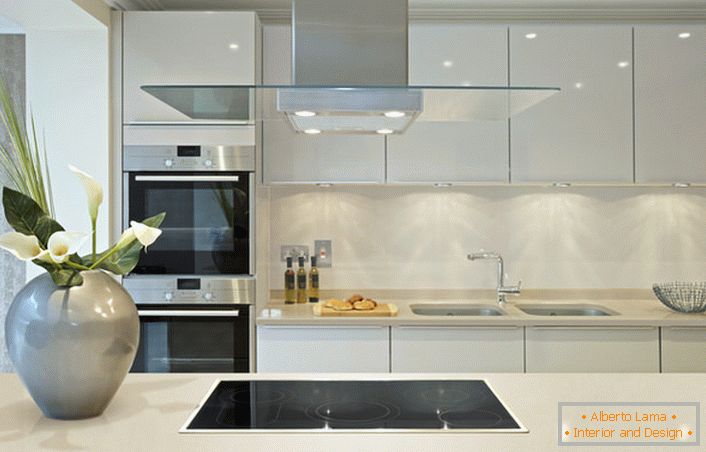 Глянцеві поверхні можуть використовуватися для оформлення інтер'єру кухні в стилі модерн. Дизайнерський проект цікавий сміливим поєднанням сірого та білого кольору, що не властиво стилю модерн.