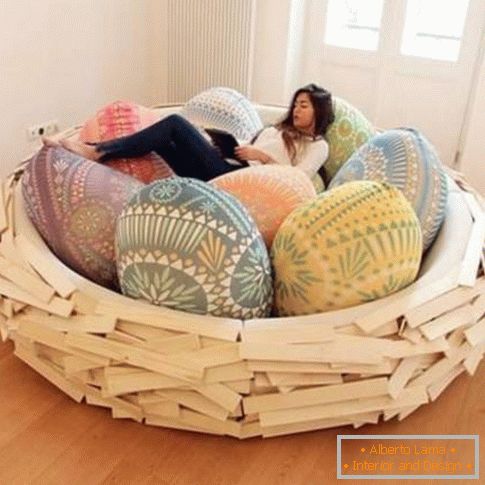 Затишна ліжко в формі гнізда