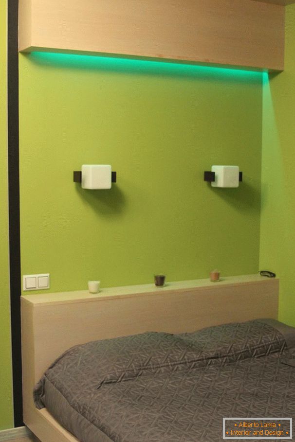 Зелена підсвічування над ліжком в спальні
