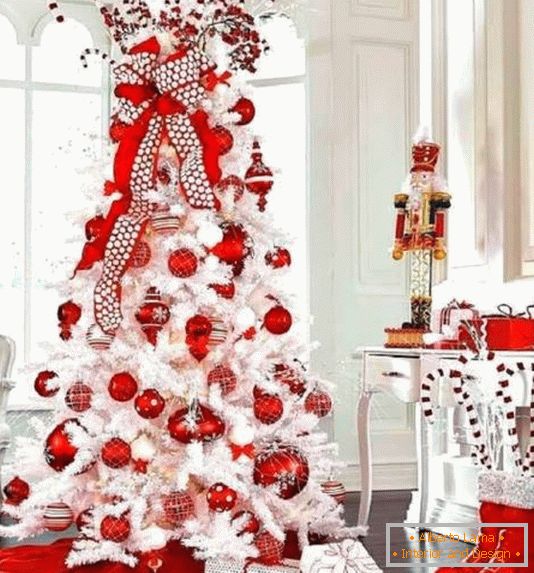білий-і-червоний-новорічний-декор