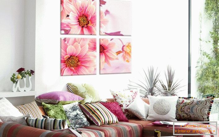 Все частіше власники осель вибирають для оформлення інтер'єрів картини з квітковим принтом. Ніжно-рожеві пелюстки роблять атмосферу в кімнаті романтичної і легкої. 