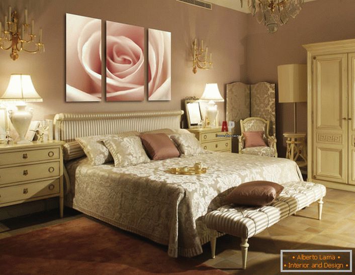 Бутон блідо-рожевої троянди на модульних картинах доповнює розкішний інтер'єр спальні в стилі арт-деко.