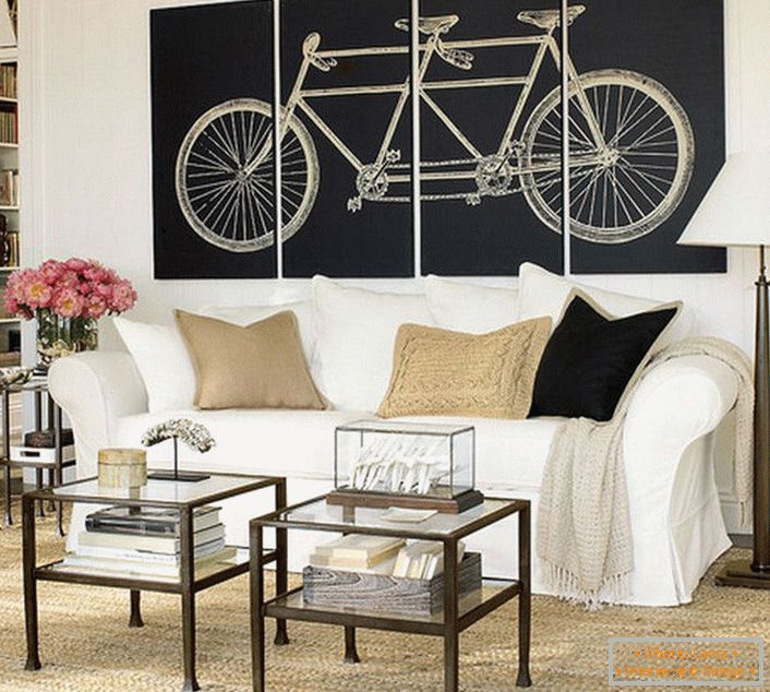 Вітальня в скандинавському стилі прикрашена модульними картинами із зображенням велосипеда. Чи не перевантажений змістом малюнок робить дизайн завершеним. 