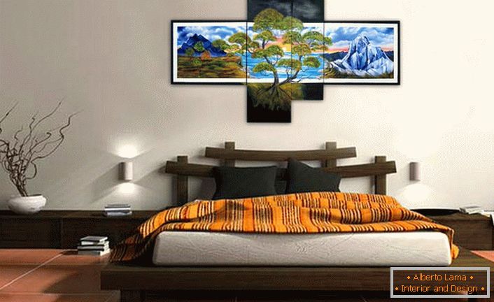 Спальня в східному стилі прикрашена за допомогою модульних картин, які важать в узголів'я ліжка.