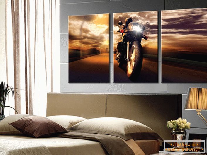 Спальня молодого холостяка декорована за допомогою модульної картини, на якій зображений мотоцикліст.