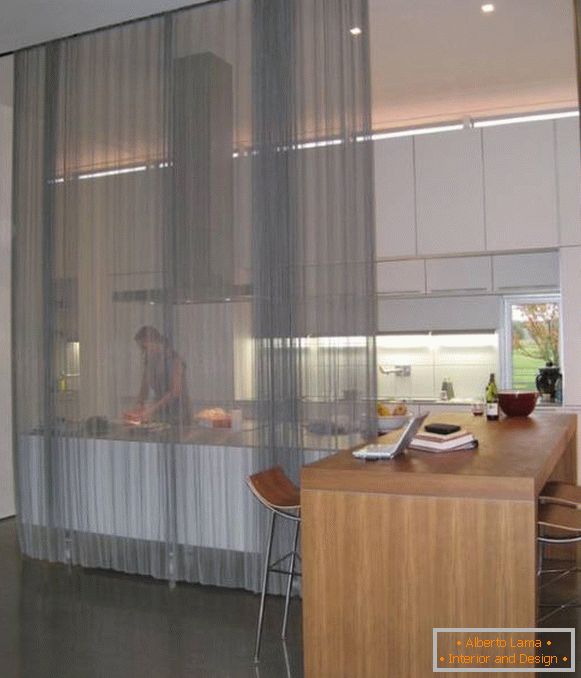 Прозорі завіски в інтер'єрі фото кухні