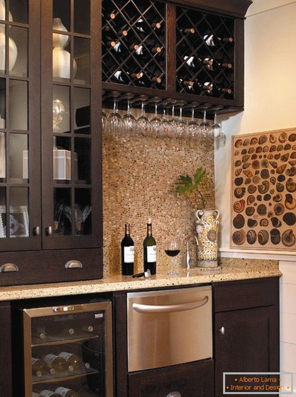 Вбудовані шафи для зберігання вин на кухні